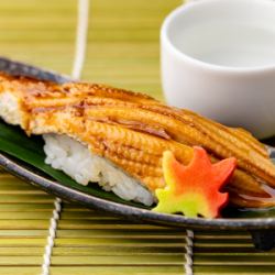 兩塊鰻魚握壽司