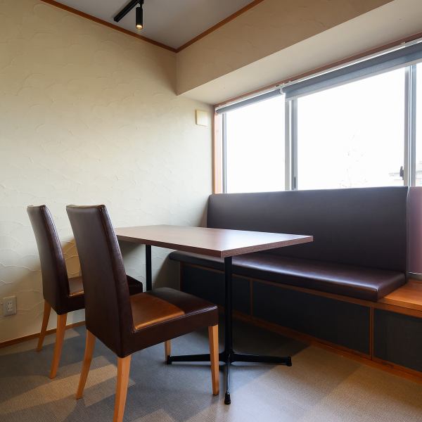 窓側のテーブル席は自然光が差し込む明るい空間で、ランチはより開放的に、ディナーは落ち着いた雰囲気で過ごせる特等席。記念日やデート、ゆっくり食事を楽しみたい方にもおすすめで、料理と景色が調和する特別感ある時間を演出します。