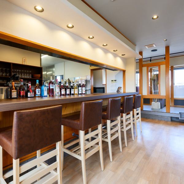 シェフの手元が見えるカウンター席は、料理が仕上がっていく音や香りを臨場感とともに楽しめる人気席。1名でも利用しやすく、コースもアラカルトもより身近に感じられる特別な体験が味わえます。落ち着きながらも程よいライブ感が魅力の空間です。