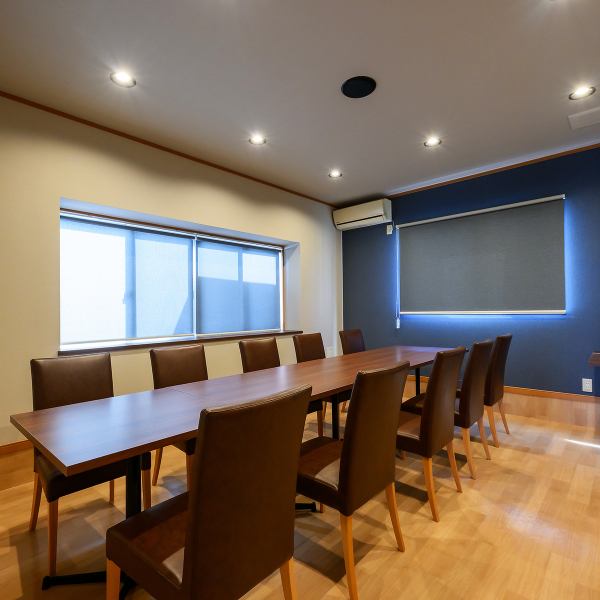 (要予約)5~10名様で利用できる個室は、会食・家族の食事・記念日など幅広いシーンに最適。周りを気にせず会話と食事を楽しめるプライベート空間で、落ち着いた雰囲気の中ゆったりと過ごせます。特別な時間を演出したい方におすすめの上質な個室です。