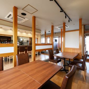 2名から利用できる4名掛けテーブルは、会話がしやすい落ち着いた配置。窓側のお席は特に人気で少人数の食事やデート、家族での利用にぴったりの過ごしやすいテーブル席です。