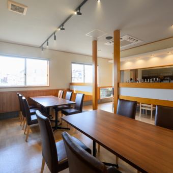 4名から利用できる6名掛けテーブルは、ゆったりとした広さが魅力。4名席との連結で最大10名まで対応可能です。家族の集まりや友人同士の食事会など、少し大人数での利用にも使いやすい万能テーブルです。