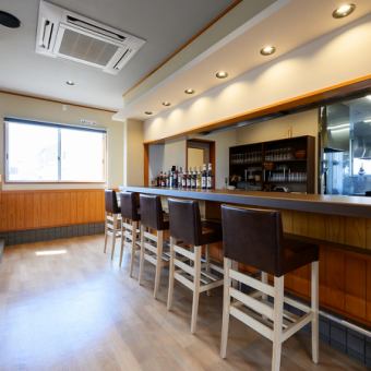 1名掛けのカウンターは全5席。おひとり様でも気軽に利用でき、シェフの調理風景を間近で楽しめる人気の特等席です。味・香り・音まで五感で楽しめ、デートや軽い食事にも最適なライブ感あふれる空間です。