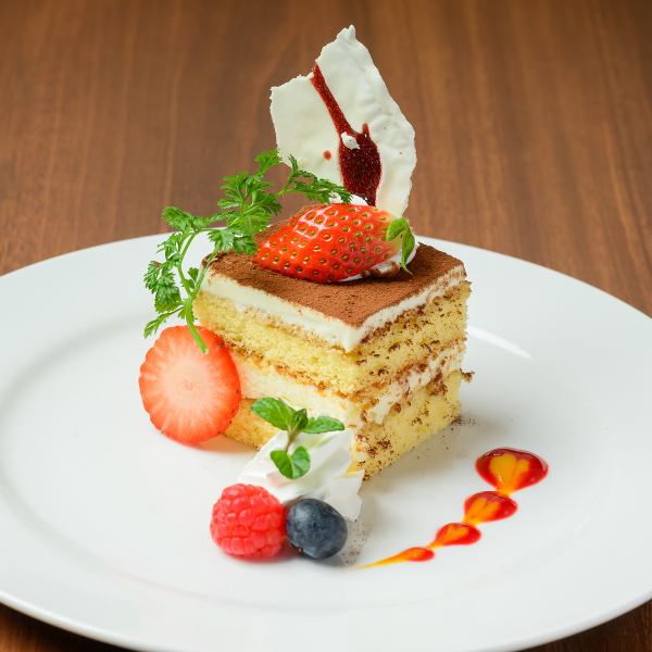 【華やかに仕上げたシェフ気まぐれのデザート盛り合わせ】ランチ500円(税込)、ディナー700円(税込)