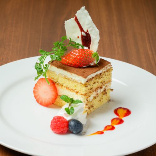 【華やかに仕上げたシェフ気まぐれのデザート盛り合わせ】ランチ500円(税込)、ディナー700円(税込)