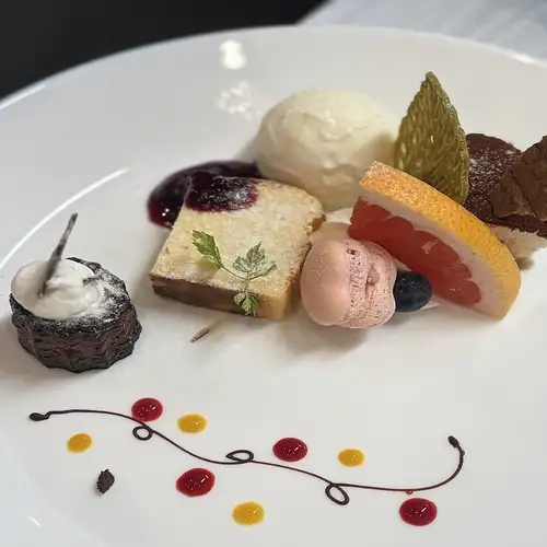 【主厨精选精美甜点拼盘】午餐:600日元(含税),晚餐:700日元(含税)
