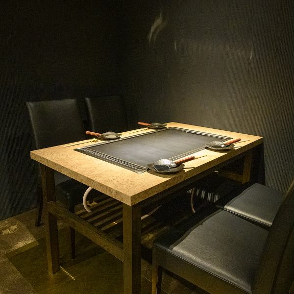 一张桌子可以坐四个人。桌子上有铁板，可以围着热腾腾的铁板菜肴度过美好时光。女子会、公司宴会等酒会以及团体请预约。