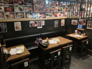 〈テーブル席2名×1席〉広々とした店内は居心地抜群◎