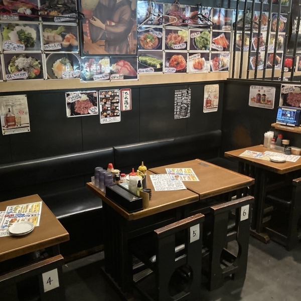 【テーブル席最大24名】天満から徒歩3分の場所にあり、大人数での宴会にもピッタリ！広々とした店内は、どこか懐かしいレトロな雰囲気で居心地抜群！友人・家族・職場の仲間とワイワイ楽しめる空間をご提供いたします！