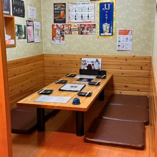 我们提供最多可容纳6人的全私密榻榻米式包间！您可以安心用餐，无需担心外界干扰，同时又能保证您的隐私。我们接受电话预订私人房间！