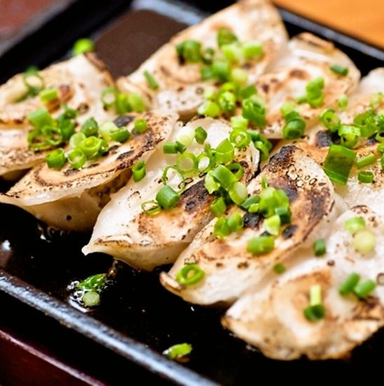 A staple of Hakata food stalls! One-bite gyoza♪ A blissful time to enjoy this masterpiece with an order rate of over 90%