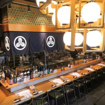 [Lively immersive counter seating] Enjoy the savory cooking process of the famous "Charcoal-grilled Chiran chicken thighs" from a prime seat—this is the sophisticated way for connoisseurs to savor Kusuo.Solo travelers are more than welcome.(Chiba Station/Chiba/Izakaya/Kyushu/Seafood/Meat/All-you-can-drink/Shochu/Chiba Central)
