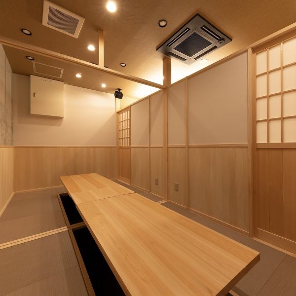 [Full of tatami seats] A relaxing Japanese space.We have four counter seats where you can enjoy freshly made food, and two private rooms that seat five people, allowing you to enjoy a private space.It is also possible to remove the partition.Please use it in a wide range of situations.