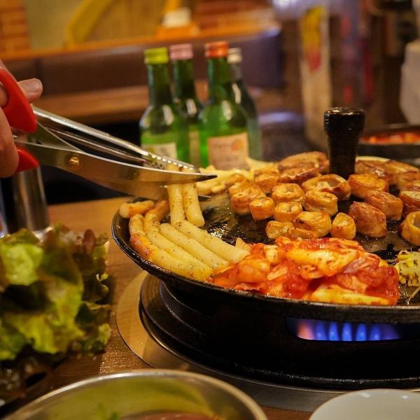 女子会、宴会、飲み会の際はぜひ当店へお問い合わせ下さい。気さくなスタッフがお出迎えします。