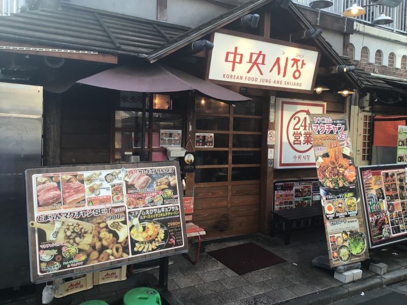 イケメン通りに佇む当店、女性の方に喜ばれています。最新の韓流ミュージックを聴きながら、美味しいサムギョプサルをお召し上がりください。ランチ、ディナー共にお得なセットメニューもございます。