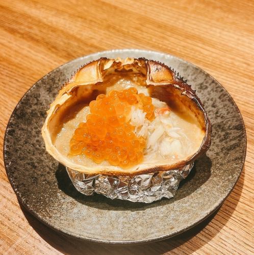 ズワイガニの蟹味噌甲羅焼き　イクラのせ