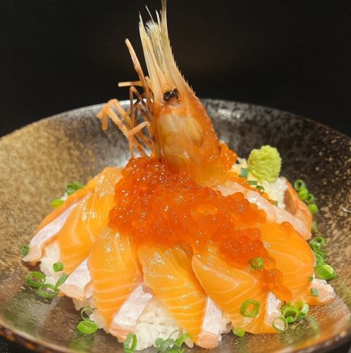 ボタン海老、イクラ、サーモン北海道プレミアム海鮮丼