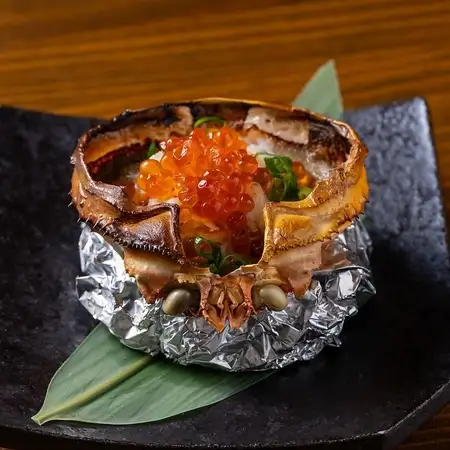 ズワイガニの蟹味噌甲羅焼き イクラのせ