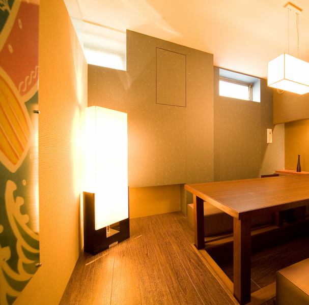 落ち着いた店内はお話が盛り上がって長い宴会になっても気になりません。周りの席と離れており仕切りもある為、十分に満足いただける個室となっております。宴会には当店のおすすめが詰まったコース料理をご利用ください。