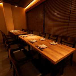 町田エリアでの飲み会や宴会におすすめのゆったり広々としたテーブル席を複数ご用意しております。テーブル席は少人数でも大人数でもご着席いただけます。テーブルを動かすことも可能なので、大人数向けのレイアウトに変更も可能です。【町田/居酒屋/炉端焼き/土鍋ご飯/創作料理/飲み放題/貸切/宴会/デート】