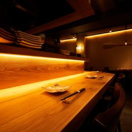目の前で炉端焼きや逸品料理の調理風景が楽しめるカウンター席もご用意しております。五感で愉しむ当店の数々の逸品料理を是非、カウンター席でご堪能ください。町田エリアでのひとり飲みやディナー、デートにおすすめです。【町田/居酒屋/炉端焼き/土鍋ご飯/創作料理/飲み放題/貸切/宴会/デート】