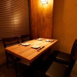 町田エリアでのデートにおすすめの2名様用テーブル席もご用意しております。街の喧騒を忘れて心ゆくまで当店の料理やドリンク、雰囲気やサービスをお愉しみくださいませ。【町田/居酒屋/炉端焼き/土鍋ご飯/創作料理/飲み放題/貸切/宴会/デート】