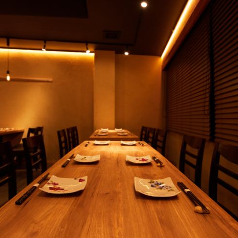 温かみ溢れる空間で当店こだわりの逸品をご堪能いただけます。