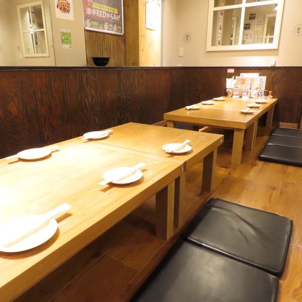 In addition to the spacious sunken kotatsu, we offer a variety of seating options, including the open kitchen counter and table seating.