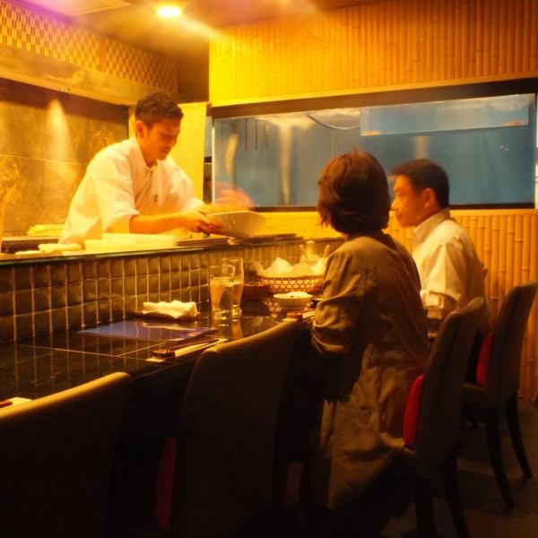 【櫃檯】請在生產區域直接從Yobuko的魷魚游泳的櫃檯享用美味的菜餚和清酒