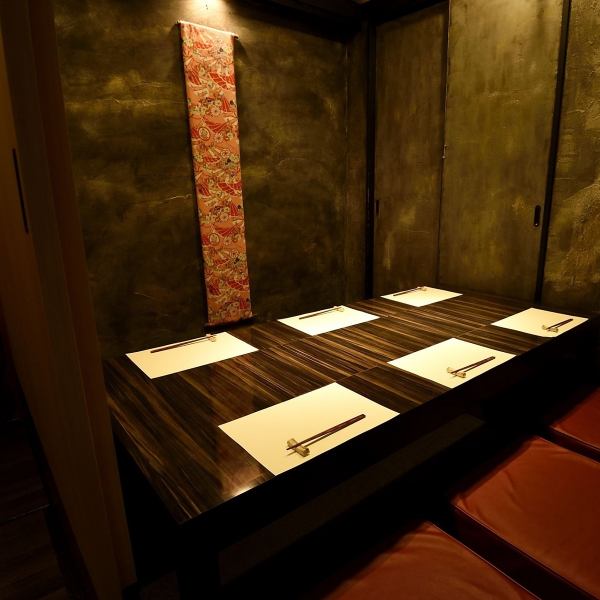 【個室】【喫煙可能（紙も電子も可）】6人様向けの個室となります。接待や会食、顔合わせなどの各シーンでご利用下さい