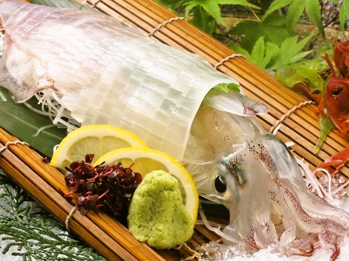 In order to enjoy the freshness of Yobuko's squid, fresh water is provided with a fish cage.
