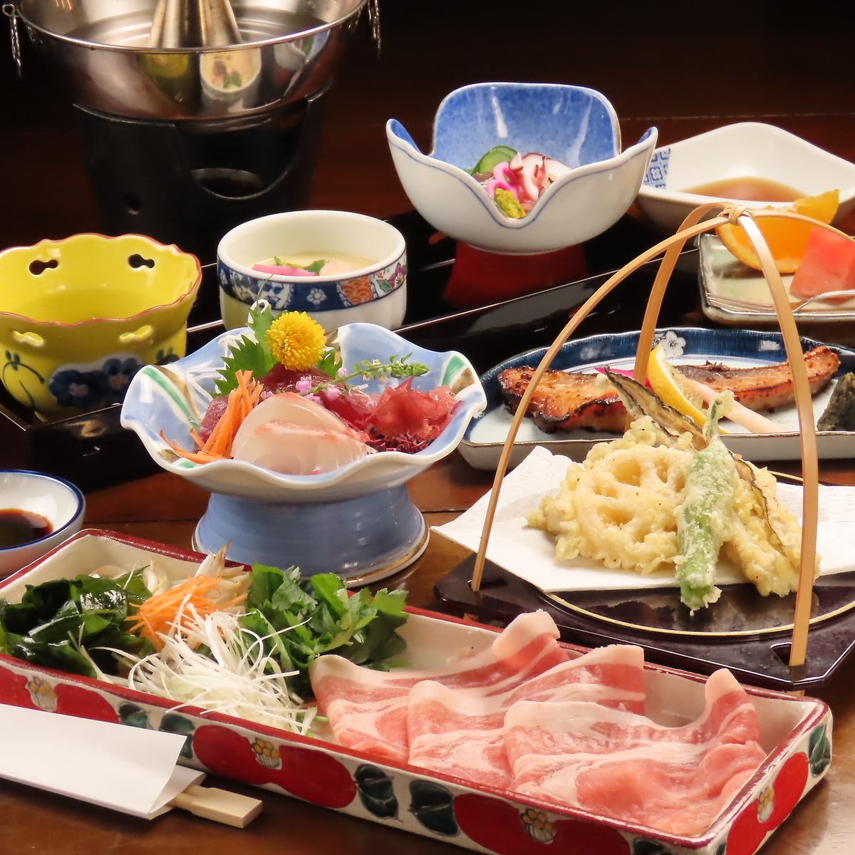 四季の旬を楽しむ多彩な絶品料理。ランチは茶寮『ウグイス』で自慢の釜飯を。