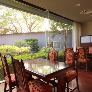 【茶寮『ウグイス』】4名様がけのテーブルのお席をご用意しております。繋げて団体様でのご利用も可能です。美しい庭園を眺めながらゆっくりとお寛ぎください。