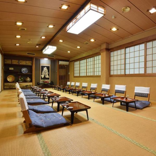 【寿の間】ご宴会は最大20名様迄承ります。席の間隔を広く取っておりますので、大人数でもゆったりとお寛ぎ頂けます。お手洗いや上司の方へのお酌など動きやすい広さも◎