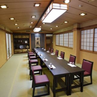 【寿の間～テーブル～】・・・お祝いやご家族・ご友人とのお食事など、様々なシーンに対応した20名様用個室。