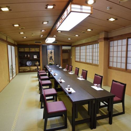 【寿の間～テーブル～】・・・お祝いやご家族・ご友人とのお食事など、様々なシーンに対応した20名様用個室。