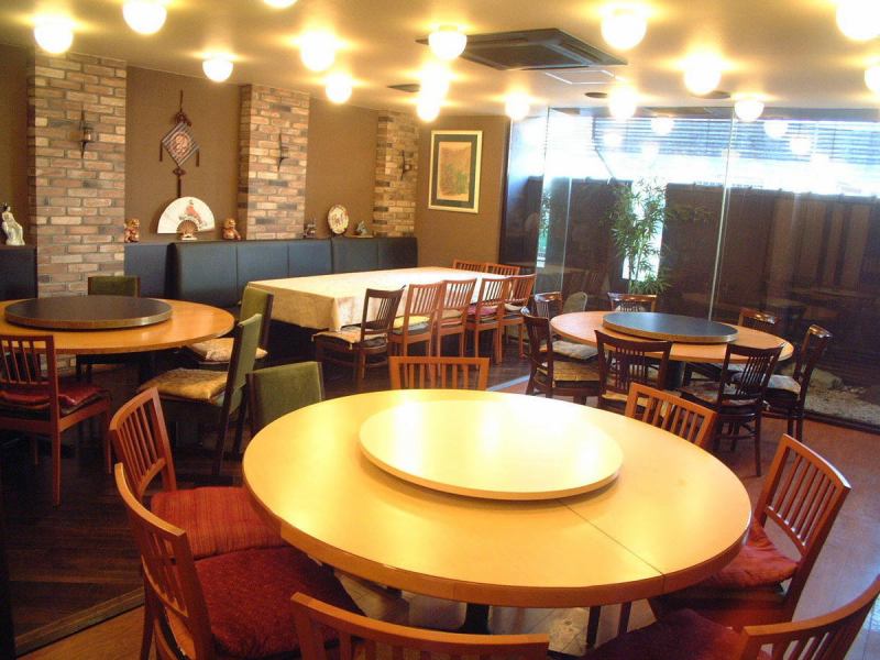 There are two round tables.This space is available for up to 65 people.You can use it for private party such as second party of wedding ceremony or wedding ceremony.