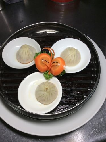 Xiao long bao full of soup (3 pieces)