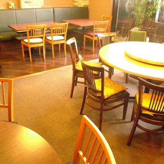 这个空间最多可容纳 65 人。围坐在圆桌旁，享用正宗粤菜。