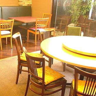 We have table seats and round table seats that can be used by a large number of customers.