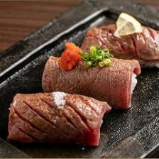 Melting meat sushi that has been roasted with a rich flavor