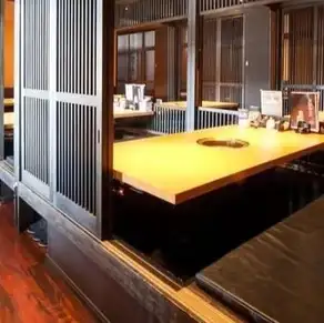 全席くつろぎの個室空間です。小さなお子様も安心（お子様イス完備）。カップルにも大人気なまったり個室焼肉や、接待・商談などプライベート空間でのゆったり焼肉にも最適。人数に合わせてお席をレイアウト可能なため、少人数からまとまった人数でのお集まりまで、すべて個室対応で快適にお過ごしいただけます。