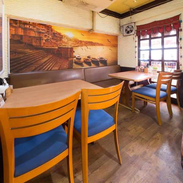 [Table seats for dating] Please sit at the table for friends and dates ♪ You can spend a wonderful time because it is bright and open ☆ Indian paintings and cloths are displayed in the store , Authentic Indian atmosphere! You can enjoy it as if you were traveling to India.