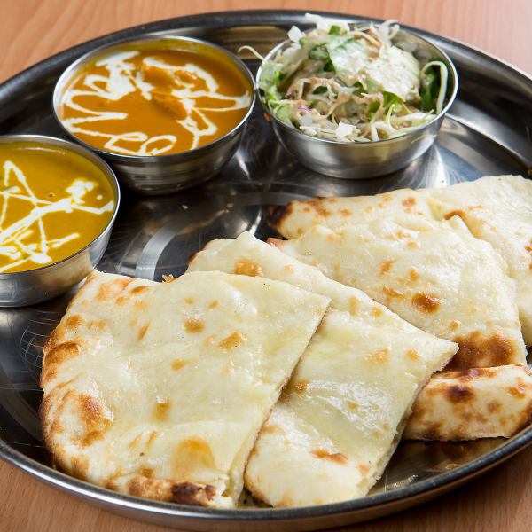 Cheese and curry go great together! [Cheese naan set] 1,298 JPY (incl. tax)