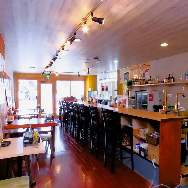 【お一人様でも◎】カウンター席ではお一人のお客様も多くご来店いただいています。スタッフとの会話も楽しめるポイント♪その日のおすすめメニューやドリンクもご提案します◎