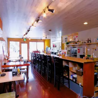 【お一人様大歓迎◎】カウンター席ではお一人のお客様も多くご来店いただいています。スタッフとの会話も楽しめるポイント♪その日のおすすめメニューやドリンクもご提案します◎