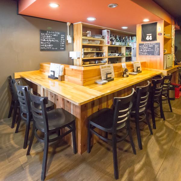 ランチは女子会やママ友会にも最適なカジュアルな雰囲気です。ディナーは、大人数での宴会に最適な広々とした空間をご用意しております 。各種宴会はもちろん、お祝い・サプライズも承っておりますので、特別な日にもぜひご利用ください！