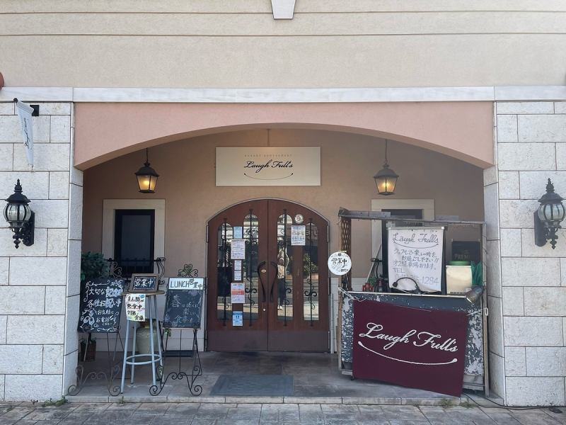 京成松戸線 松戸新田駅南口より歩いて1分の好立地です♪エントランスの優しい色味と温かな雰囲気、お洒落な音楽が皆さまをお迎えいたします。