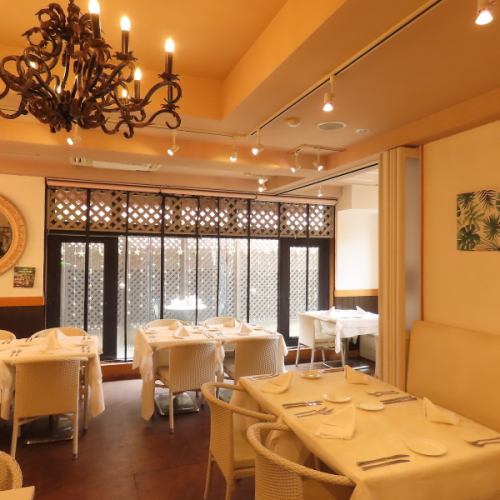 明るくお洒落でゆったりとお食事を楽しめる店内です!