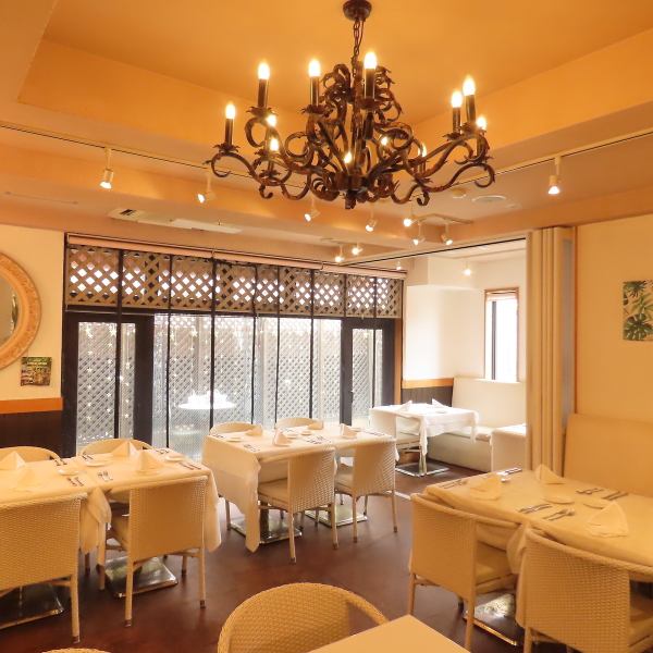 店内はゆったりとした音楽が流れ、リラックスできる心地よい空間になっております。大切な人とお食事をお楽しみください。